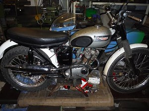 Triumph Tiger Cub gearbox oil level check, an easy, quick and accurate method demonstrated.