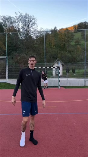 @coupedefrance on Instagram: "日本利用压电陶瓷砖将脚步转化为电能。这些瓷砖捕捉来自你脚步的动能。当你行走时，你的重量和动作会对瓷砖产生压力。瓷砖会轻微弯曲，从而产生机械应力。瓷砖内部的压电材料将这种应力转化为电能。每一步都会产生少量电荷，而数百万人步结合在一起就能产生足够的电力来驱动LED灯、数字显示屏和传感器。在像涩谷车站这样繁忙的地方，每天大约有240万个脚步为这一系统作出贡献。这些电能可以被储存或立即使用，从而减少对传统电力来源的依赖，并支持可持续的城市基础设施。这种方法将日常运动转化为实用的可再生能源。 ​#日本 #知识 #事实 #你知道吗 #推荐 科技 创新 历史 技术 实验 热门"