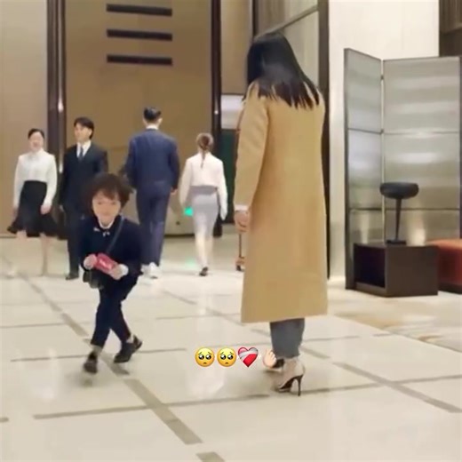 He Qiaoyan é o tipo de homem que não acredita em amor, só em controle e negócios. Um CEO frio, distante, cercado por silêncio e responsabilidades. Mas tudo muda quando ele passa a cuidar do pequeno He Weifei — uma criança autista que quase não fala, mas sente tudo… É aí que surge Qin Yiyue, uma psicóloga infantil doce, paciente e cheia de luz. Diferente de todas as pessoas que ele já conheceu, ela não vê apenas o CEO poderoso. Ela vê um homem quebrado, cansado e sozinho. E, pela primeira vez, al