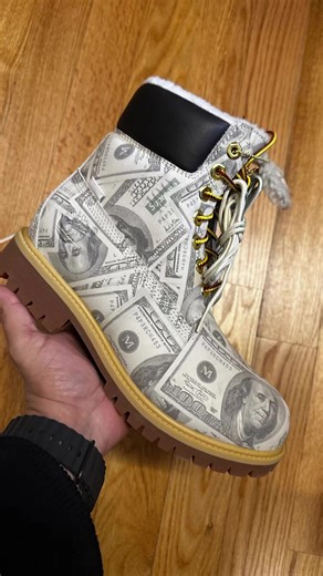 Supreme × MM6 Maison Margiela × Timberland®『Money 6-inch Premium Waterproof Boots』の実物画像が公開 ティンバーランド の定番アイテムである通称「イエローブーツ」に防水加工を施した 6-inch Premium Waterproof Boots に、マルジェラ のアーカイブモデル「Futura Hihg」で見られた紙幣モチーフをあしらっている 詳細は当アカウントのプロフィールリンク🔗⁠から #supreme #sup #mm6 #シュプリーム #シュプ Photo：solestreet