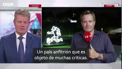 Un periodista transmitía en directo las incidencias del Mundial para una televisión danesa y agentes de seguridad de Qatar llegaron para detener la filmación. Mira el video de lo ocurrido. | BBC News Mundo