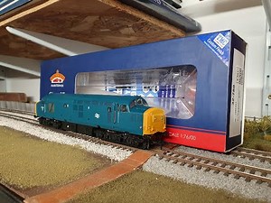 BOX ARRIVES FROM TMC !!! BACHMANN CLASS 37 UNBOXING, DCC SOUND FITTING & RUNNING