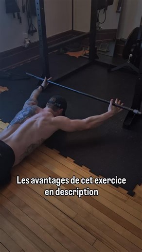 Mobilité d’épaule haut du dos en un seul exercice. Allongé sur le ventre, le haut du tronc légèrement décollé du sol, on tient un bâton avec les bras tendus. On monte les bras au-dessus de la tête puis on redescend vers l’arrière de la tête en gardant le contrôle. Cet exercice travaille : la mobilité d’épaule en élévation l’extension thoracique (haut du dos) les stabilisateurs des omoplates (trapèze moyen et inférieur) 👉 Particulièrement utile pour les travailleurs à l’ordinateur, qui passent s