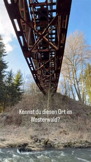 Rätsel Nr. 7 Manchmal lohnt sich der Blick nach oben. 🌊 Wasser unter Stahl. 🔩 Nieten aus alter Zeit. 📐 Eine Konstruktion mit ungewöhnlicher Form. Dieses Bauwerk gibt es im Westerwald nur ein einziges Mal. Aber heute haben wir zwei Fragen: 1️⃣ Wo stehen wir? 2️⃣ Wie nennt man diese Bauform? Schreib deinen Tipp in die Kommentare 👇 #westerwald #typischwesterwald #rätsel #heimatentdecken #wanderlust | Typisch Westerwald