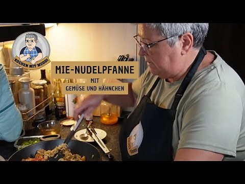 Mie-Nudelpfanne mit Gemüse und Hähnchen