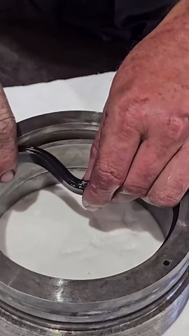 Rebuilding a 150-tonne hydraulic jacking cylinder