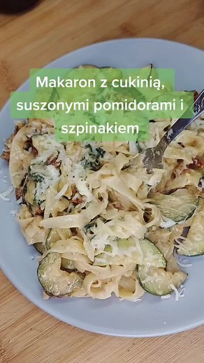 Makaron z cukinią i suszonymi pomidorami