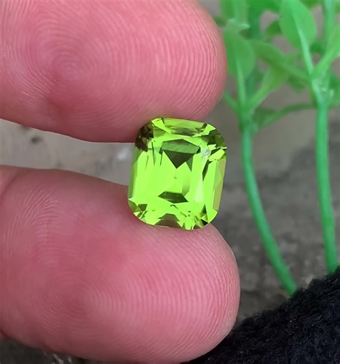 High Quality Yellow Green Peridot Gemstone with Cushion Cut, 4.20 Carats
