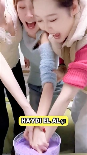 Kız arkadaşlarımla birlikte alçı el modeli yaparken yanlışlıkla telefonumu kaybettim.