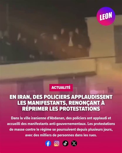 LEON le média on Instagram: "Une scène inhabituelle a été captée et largement diffusée : des policiers ont applaudi des manifestants iraniens depuis le toit d’un bâtiment, marquant un signe de solidarité rare venant de membres des forces de sécurité du régime. Les images, relayées via les réseaux sociaux par des journalistes indépendants, pourraient indiquer une fracture au sein des appareils de sécurité de la République islamique, traditionnellement chargés de réprimer les manifestations. Ces m