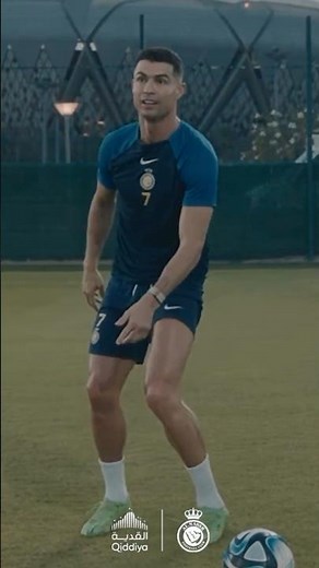 Cristiano Ronaldo teaches juggling techniques to his teammates (Al Nassr, Portugal, Saudi Arabia).