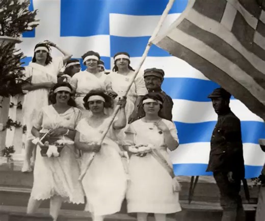 Η Αγία Φωτεινή της Σμύρνης Ο μητροπολιτικός ναός της Αγίας Φωτεινής ήταν το σήμα κατατεθέν της πόλης. Το πανύψηλο καμπαναριό ήταν ορατό από κάθε σημείο της και αποτελούσε έναν άτυπο φάρο για τα πλοία που προσέγγιζαν το λιμάνι. Κτισμένη τον 17ο αιώνα και αναστυλωμένη ήδη δύο φορές μέχρι την οριστική της καταστροφή, η περίτεχνη εκκλησία ήταν ένα πραγματικό στολίδι της Ορθόδοξης αρχιτεκτονικής. Οι μεγαλοπρεπείς τοιχογραφίες, φιλοτεχνημένες από γνωστούς αγιογράφους, το μεγάλο ρολόι με τη χαρακτηριστ