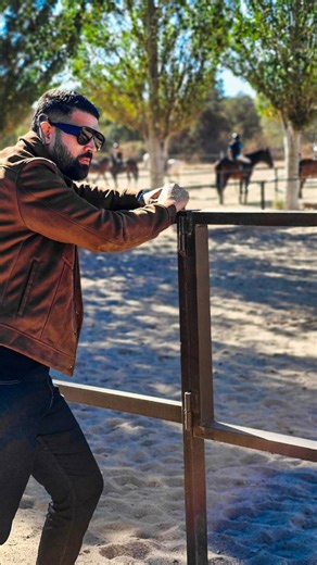 Presencia, actitud y carácter. Darío, modelo venezolano en España, en una sesión que refleja fuerza, estilo y conexión con el entorno. Elegancia masculina sin esfuerzo. Menos pose, más esencia. #ModeloVenezolano #MaleModel #LifestyleEditorial #SpainVibes #MVModels MensStyle | Modelos en Ecuador MVModels Agencia de Publicidad y Modelos