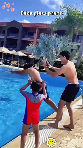 Funny transparent glass prank🤣🤣 #fyp #funnyvideos #usa #foryou #laugh #funnyprank