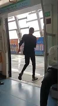 पुणेरी आजोबानंतर आता पुणेरी आईचा मेट्रोमधील व्हिडीओ होतोय वायरल, शेवट पाहून हसू आवरणार नाही