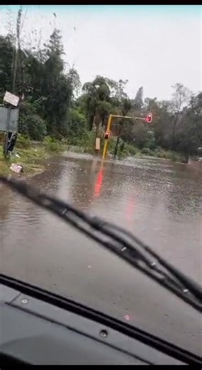 My opinion damage is going up 🔴 Pinetown: KZN Stapleton road is flooded people making u turns | The Weather Hooligan