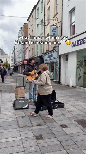 accidentally captured this wholesome moment in Ireland 🇮🇪🫶🏻 #ireland #lifeinireland #shorts