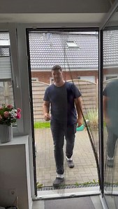 Das Fliegengitter zum Schieben könnt ihr unter www.no-squitos.de konfigurieren. Genieße den Sommer ohne lästige Insekten in der Wohnung ☀️ Wir bieten eine Niedrige-Preisgarantie. Das Fliegengitter ist zudem Katzensicher 🐈 #fliegengitter #haus #wien #deutschland #norddeutschland #interiordesign #interior #homedecor #decor #fliegengittertür #fliegengitternachmaß #Home #fyp #hausbau #möbel #fenster #neubau #wolfsburg #berlin #hamburg #münchen #frankfurt #garten #insektenschutz #sommer #viralvideo 