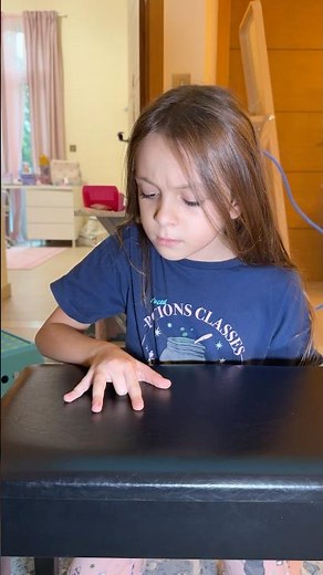 IMPOSSIBLE Finger Challenge! 😱