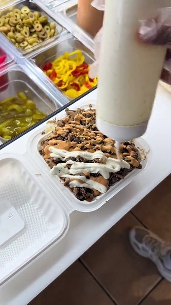 Too much sauce 🍝 #fyp #lazeez #food #arab #shawarama #lazeezshawarma #arabtiktok #sauce