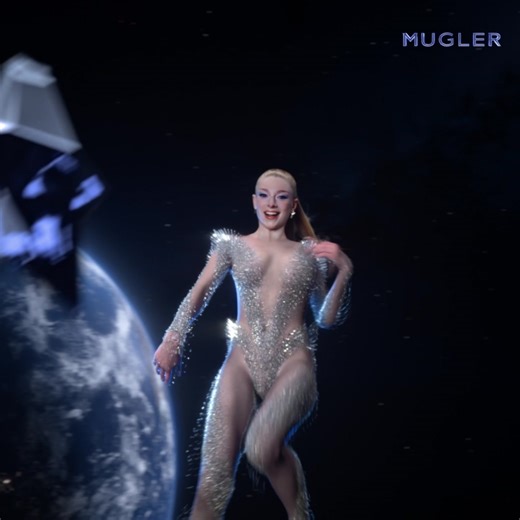 ✨ Angel Elixir: A Estrela Renascida ✨ 30 anos após o lançamento da icônica fragrância de Mugler, nasce uma nova estrela! Floral e com um toque amadeirado, um verdadeiro tributo à elegância.   Disponível na Loja do Shampoo https://www.lojashampoo.pt/thierry-mugler | Loja do Shampoo | Facebook