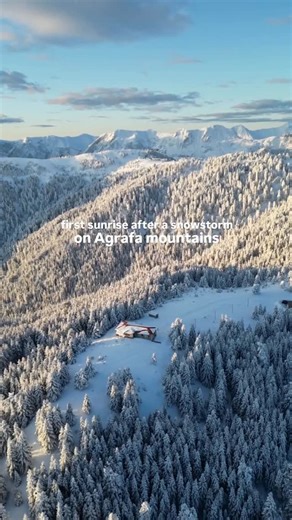 Thessaly, GR 🇬🇷 on Instagram: "❄️⛰️Τα Άγραφα είναι ιστορική περιοχή και οροσειρά της κεντρικής Ελλάδας, η νοτιότερη απόληξη της Πίνδου.Καταλαμβάνουν όλο το βόρειο τμήμα του νομού Ευρυτανίας και το δυτικό του νομού Καρδίτσας και χωρίζονται στα Βόρεια, στα Δυτικά και στα Ανατολικά Άγραφα. Μια άλλη θεώρηση τα χωρίζει σε Θεσσαλικά και σε Ευρυτανικά Άγραφα, ανάλογα με τους νομούς στους οποίους βρίσκονται. 📜Σύμφωνα με την καταγραφή της ιστορίας, η τραχιά αυτή περιοχή με τα απάτητα βουνά και τους αδ