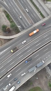 591K views · 4.2K reactions |  Carabineros detuvo a un conductor que circulaba a 193 km/h por la Ruta 68, carretera que une la Región Metropolitana con la región de Valparaíso y que tiene un límite de 120 km/h.  Lo anterior, nos hace preguntarnos: ¿Las carreteras en Chile están preparadas para las altas velocidades? 樂 Conoce las razones técnicas por las que en Chile se estableció un límite de velocidad en las carreteras . | Meganoticias | Facebook