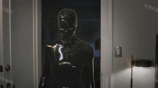 【蒙面胶衣女杀手】AMERICAN HORROR STORIES S01E01-2-斯嘉丽穿上全包黑色胶衣后仿佛被附身一样刺杀她的两位父亲然后主动摘下了头套