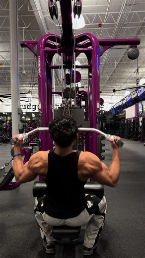 Wide grip pull downs 2 sets x 5-7 reps #pulldown #gymtok #gymrat #backworkout #gymlife