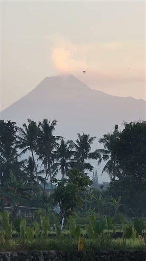 Gunung Merapi Merbabu Pagi Hari