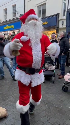 🎄 Christmas comes early for choirs, but we love spreading some holiday cheer! Here's our #Abergavenny choir at yesterday's Christmas Light Switch-On event, being led by a very special guest conductor! 🎅 Thanks to Gwyn in the tenors and basses for capturing this 📽 #FeelGood #DoGood #ForGood Abergavenny Town Council | Choirs For Good