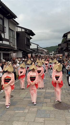 お盆が終わると、富山は“おわら”の季節。 一度見れば心を離れない──日本一しっとりと美しい盆踊り。優美な舞と哀愁漂う音色が町を包む、幻想的な３日間。 【開催日時】9月1日〜3日 | 富山市観光協会 Toyama City Tourism Association