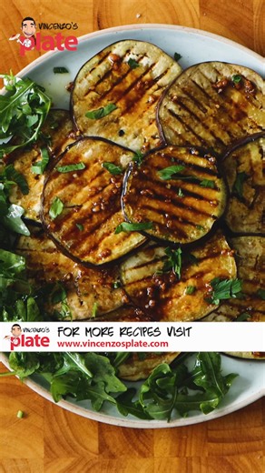 There’s something magical about grilled eggplant in Italy! 🍆 The smoky scent, a drizzle of balsamic vinegar, a touch of garlic... that’s all it takes to turn a simple vegetable into something unforgettable. I grew up watching my family grill eggplants every summer, serving them as antipasto, in panini, or alongside Sunday lunch. Every bite reminds me of those sunny afternoons in the backyard, when food was slow, simple, and full of heart ❤️ 👉 Make it at home with my Italian Grilled Eggplant re