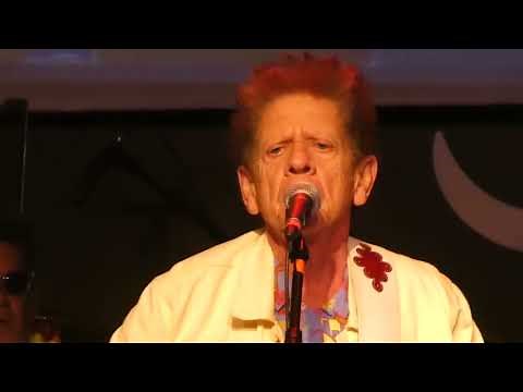Blondie Chaplin performs “Here She Comes” at Beach Boys tribute