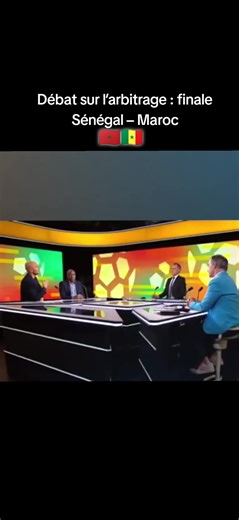 La finale entre le Sénégal et le Maroc a suscité un débat intense autour de l’arbitrage. Dès les premières minutes, certaines décisions ont été vivement contestées par les joueurs, les staffs et les supporters des deux camps. Des fautes jugées sévères par les uns, des actions non sifflées selon les autres, et l’utilisation (ou non-utilisation) de l’assistance vidéo ont alimenté les discussions tout au long du match #can #canmaroc🇲🇦 #senegaltiktok #footbal #pourtoiii