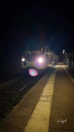Le train de Corte arrive de nuit à la gare de Cavone, tout près d’Ajaccio… 🎥✨ Quai silencieux, réverbères allumés, la nuit enveloppe la gare. Ambiance rétro, comme une scène de film figée dans le temps. 🚂 Corse intemporelle entre voyage et cinéma. #Cavone #Ajaccio #Corte #Corsica #Corse #Train #Gare #Voyage #AmbianceRetro #SceneDeFilm #Vintage #Nuit #PaysageNocturne #PourToi #FYP | Corse