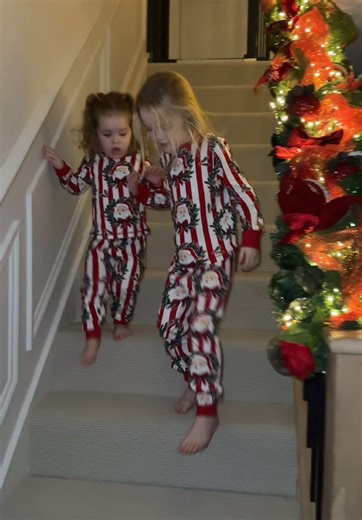 Christmas Morning 2025: Family Gift Unwrapping Excitement