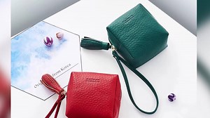 En este video tutorial de bricolaje, te muestro una manera fácil de hacer el bolso con tus propias manos desde cero. 💓💓💓CRÉDITOS DIY Craf TV💓💓💓 ✂ Materiales que necesitas para hacer este bricolaje: - tamaño de papel A4 (21x29 cm) - espuma de pu - Alguna tela para forro. - cremallera SUSCRÍBETE A SU CANAL AQUI 👉 https://www.youtube.com/channel/UCv7tyVGWpJMiPIQXBHQ308Q Ingresa a mi canal de costura COSTURA HILOS Y TIJERAS.... Patrones y manualidades. | Costura Hilos Y Tijeras