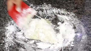 ✨ Receita de Pasta Americana Perfeita! 🎂💖 Se você ama confeitaria e quer cobrir seus bolos com um acabamento lisinho e profissional, essa receita de Pasta Americana Caseira é ideal! Super maleável, fácil de trabalhar e, o melhor de tudo: delicioso! 😍 RECEITA 250ml de Água 24g de Gelatina sem sabor 100g de Glucose 250g de Gordura Vegetal 1kg de Açucar Impalpável (Aproximadamente) para fazer a pasta antes de ir a geladeira 5g de CMC 1 colher de sopa de Essência Observação, depois que a pasta de