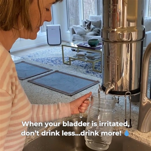 🚰 Bladder acting irritable? Here’s the twist: the more you pee, the more you might avoid drinking. But guess what? Cutting back on water actually makes things worse. 💧 Hydration dilutes your urine → less bladder irritation 🧠 Keeps your brain sharp 🦴 Supports joint health 🛡️ Helps prevent pesky UTIs And here’s where polyphenols come in: these plant compounds (found in tea, berries, cocoa more) support urinary tract health and help calm inflammation. Pair them with smart hydration, and you’ve