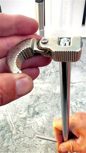 🔧🚰 Multi Angle Rotating Pipe Wrench for Tight Space Plumbing and Bathroom Fitting