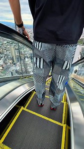 📍日本 涉谷 SHIBUYA SKY展望台 / 俯瞰整個東京 很放鬆也很好拍 但是就風有點大 / 記得情侶去不要吵架 看了大概十組情侶為了拍照吵架🤣 #日本 #涉谷 #shibuya | 謝臣鈞 K.K