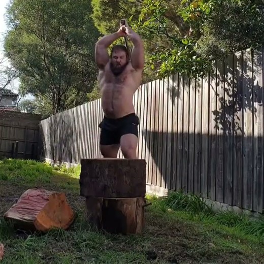 Wood Splitting #motivation #bodybuilding #woodsplitting