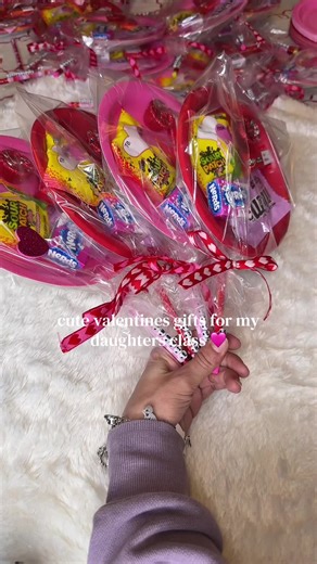 super cute idea!! paper plate lollipops🩷got all the stuff from @Dollar Tree 😍 #fyp #valentinesdaygift #diy #diyprojects #valentinesdiy