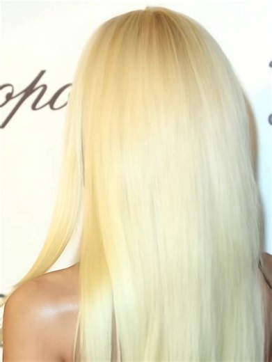 “What happened to her face?” 😱 Fashion icon Donatella Versace’s dramatic transformation is leaving fans stunned. Once a natural beauty, now barely recognizable — her latest look sparked a wave of disbelief and harsh comments. See the before-and-after photos in the comments below 👇 | People's stories