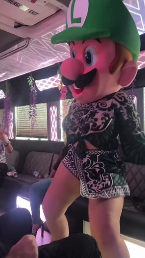 No one was expecting that 😂 Nadie se esperaba esto #candylover89 #funny #dancing #boyfriend #friends #party #luigi
