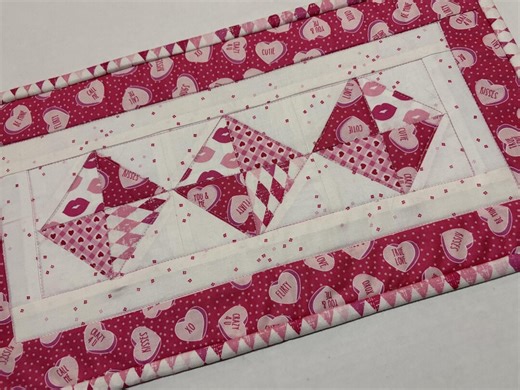 Valentines Day Quilted Table Topper, Valentine Hearts Table Runner, Quilted Dresser Scarf, 9" X 17" - Etsy
