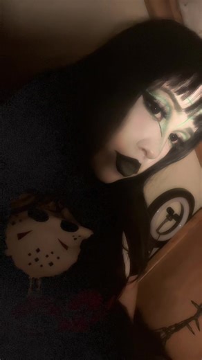 Create Striking Gothic Makeup Looks