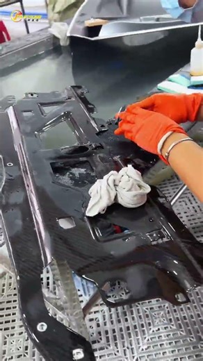 Real shot grinding technology of carbon fiber auto parts factory. #carbonfiberparts