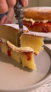 Summer has never looked so sweet. ✨ Easy Victoria Sponge Cake 325g Caster sugar 325g Cake flour 22g Baking powder 325g Eggs, whole 130g Any Neutral Oil 110g Milk, full cream 190g Butter, melted | Tastemade UK